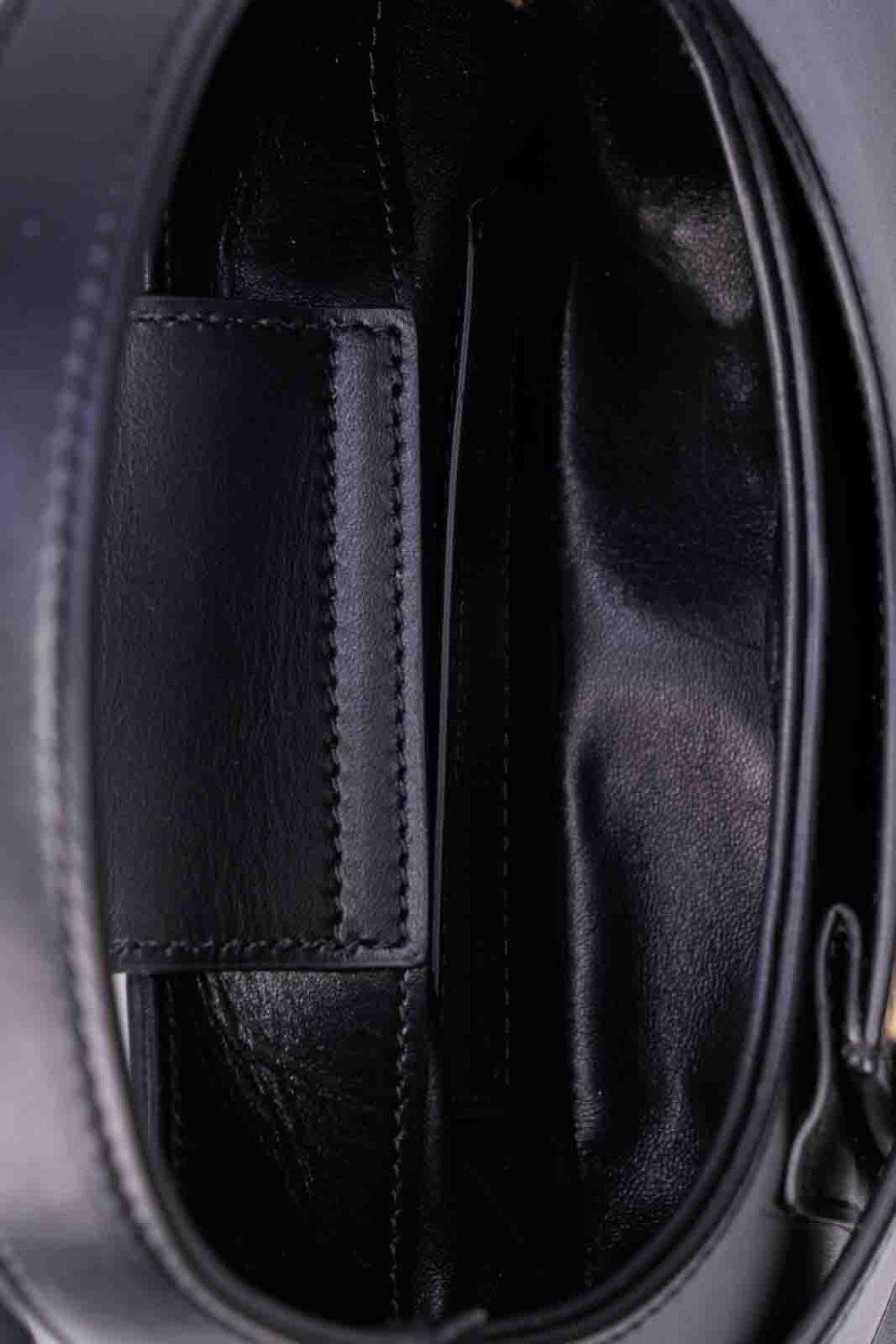 shop SALVATORE FERRAGAMO  Borsa: Salvatore Ferragamo mini bag hobo.
Apertura con ponte e magnete.
Linea stondata sul fondo, tasca geometrica sul davanti e fibbia Gancini diagonale.
Interno foderato e completato con tasca piatta.
Da indossare a mano o cross body grazie alla tracollina rimovibile.
Altezza 11 CM, Lunghezza 20 CM, Profondità 5 CM.
Composizione: 100% pelle di vitello.
Made in Italia.. 215943 MIN ARCH-769137 number 7924197
